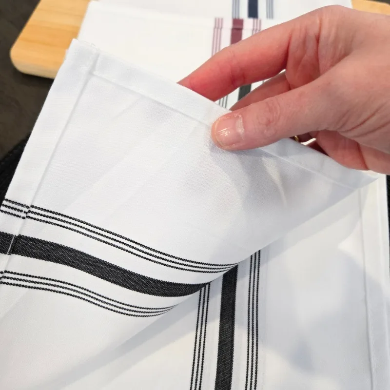 Serviette bistro rayée finition ourlée