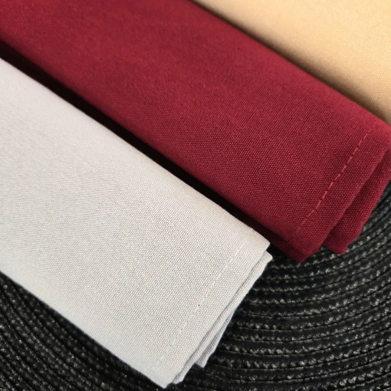 Serviette de table importée grise ou bordeaux