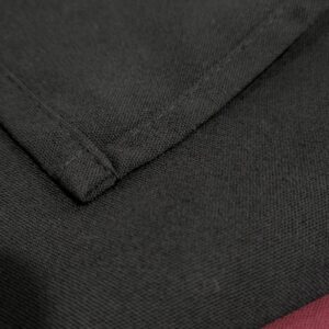 Voici la finition de notre tissu noir importé pour nos nappes professionnelles