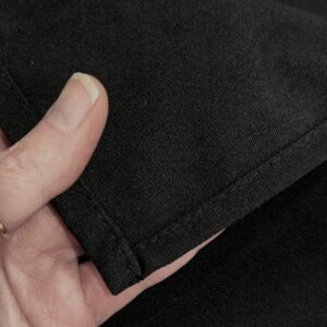 Voici notre tissu noir importé pour nos nappes professionnelles