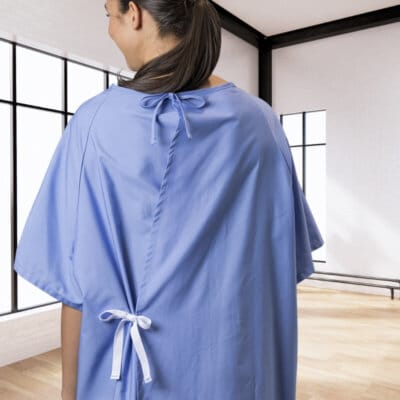 Blouse d’hôpital avec attaches arrière.